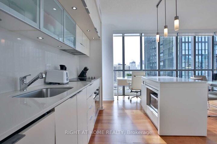 Property Photo:  110 Charles Street E 1903  ON M4Y 1T5 