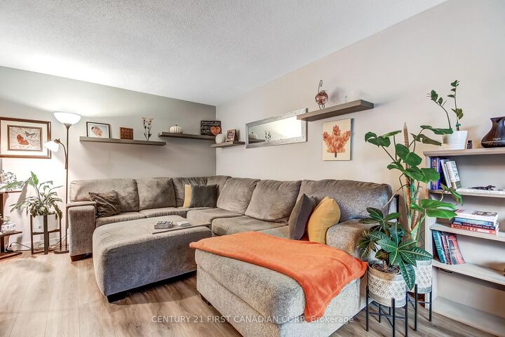 Property Photo:  94 Nicholas Crescent  ON N6E 2E9 