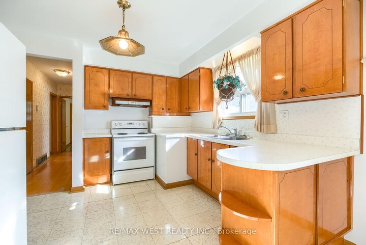 Property Photo:  8 Carswell Place  ON M9R 3K7 