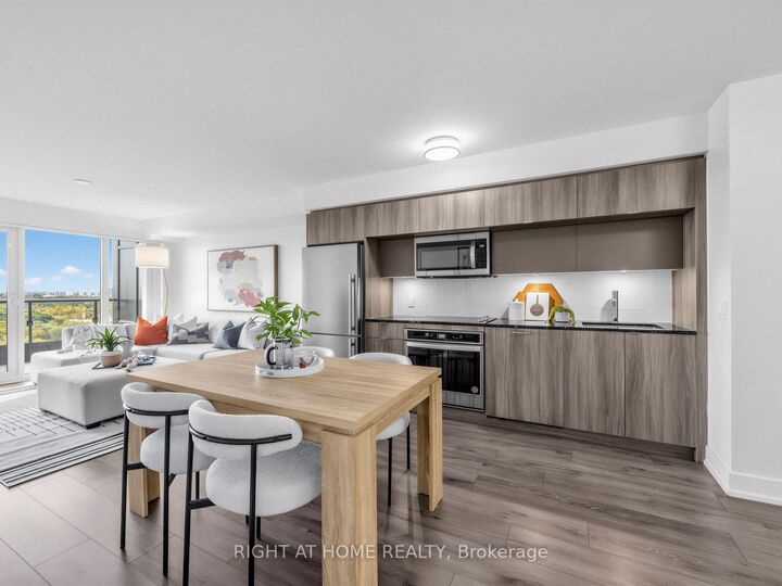 Property Photo:  585 Bloor Street E 2423  ON M4W 0B3 