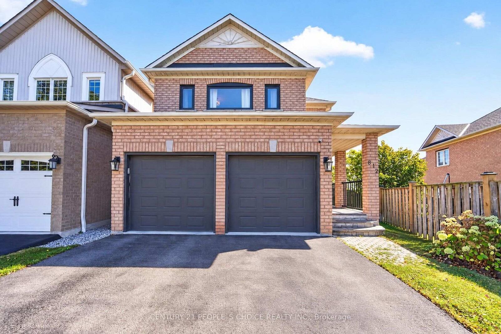 Property Photo:  812 Knotty Pine Grove  ON L5W 1K5 