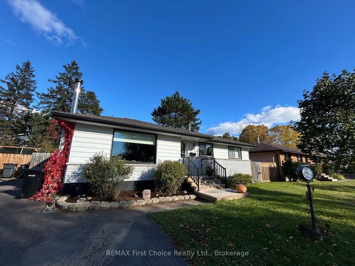 Property Photo:  176 Crescent Avenue  ON P7A 7K6 
