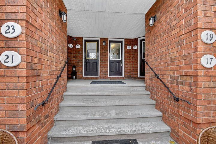Property Photo:  19 Colchester Square  ON K2K 3A1 