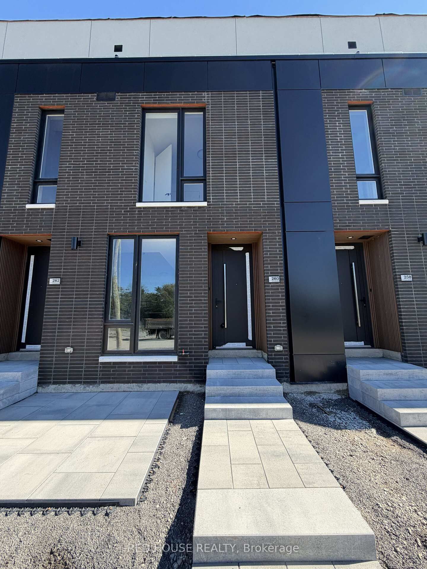 Property Photo: 260 Ellis Avenue ON L2P 0G9