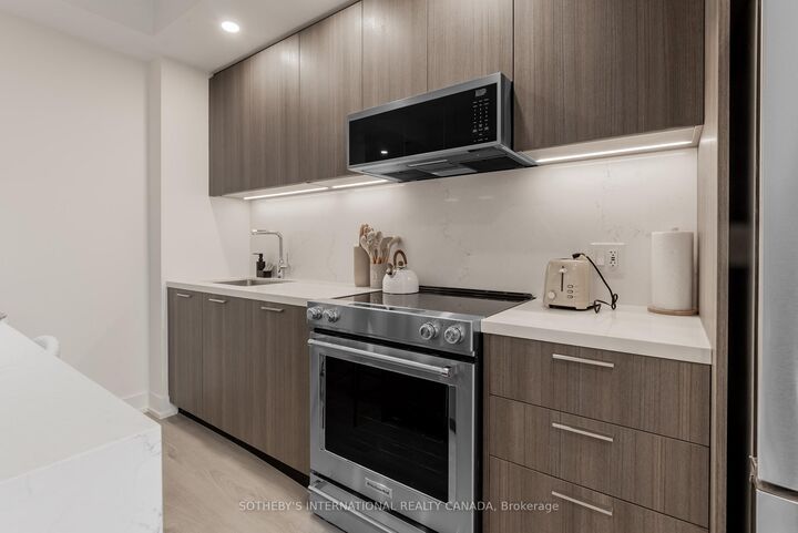 Property Photo:  29 York Garden Way 1706  ON M6A 2V1 