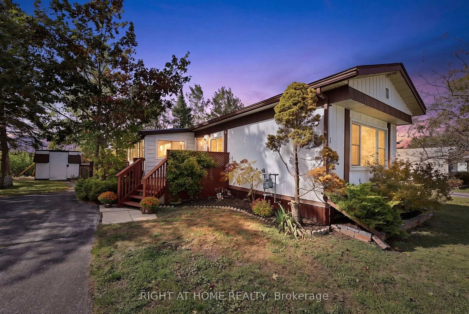 Property Photo:  1 Georgian Glen Drive  ON L9Z 1K7 