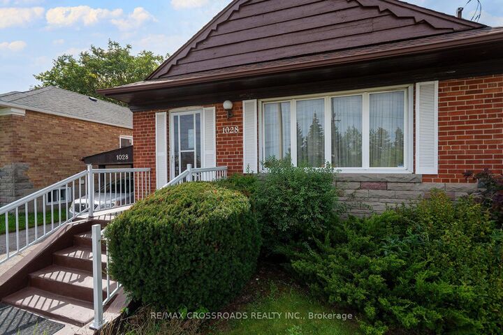 Property Photo:  1028 Kennedy Road  ON M1P 2K6 