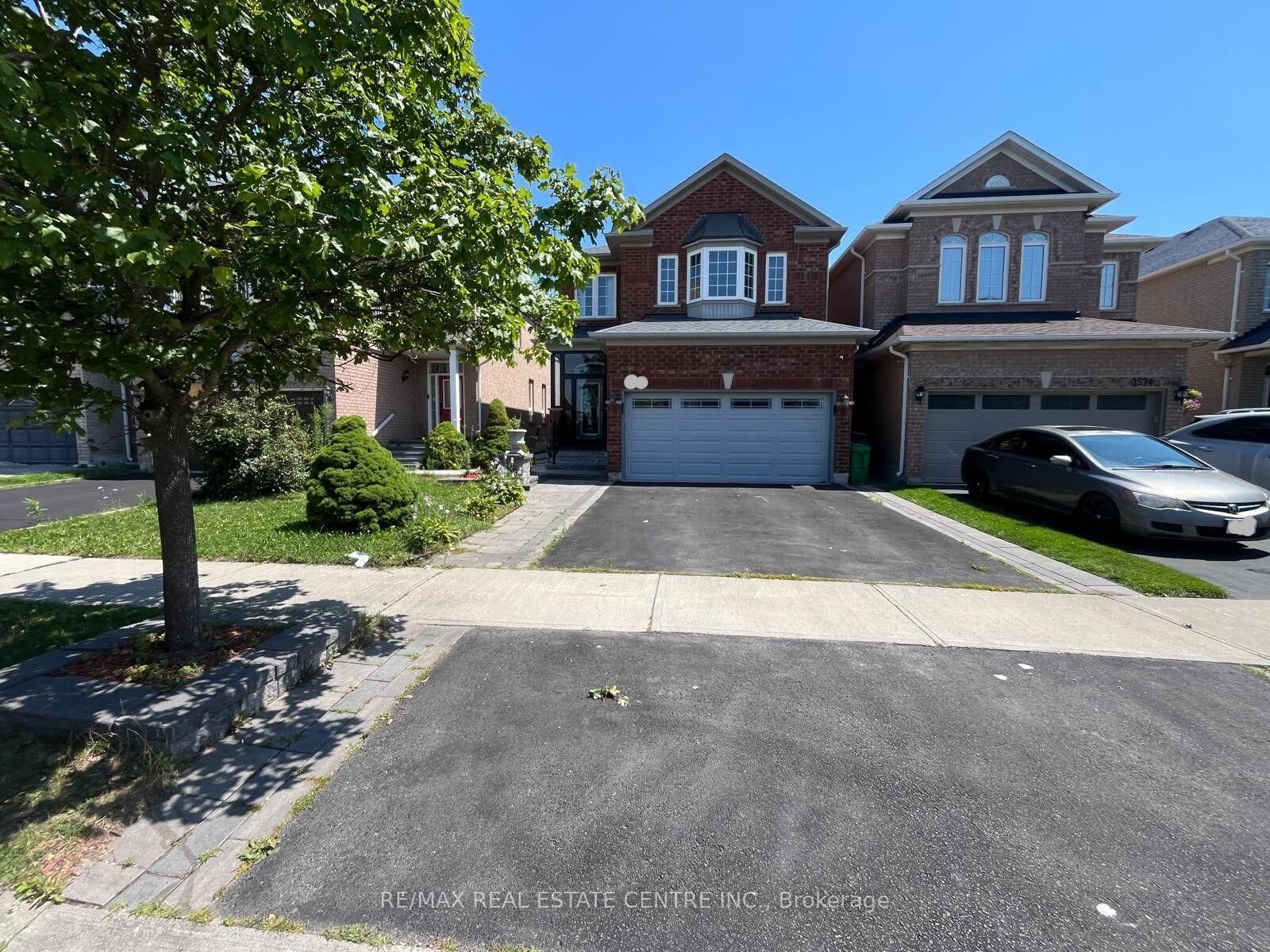 Property Photo:  3570 Fountain Park Avenue  ON L5M 7G1 