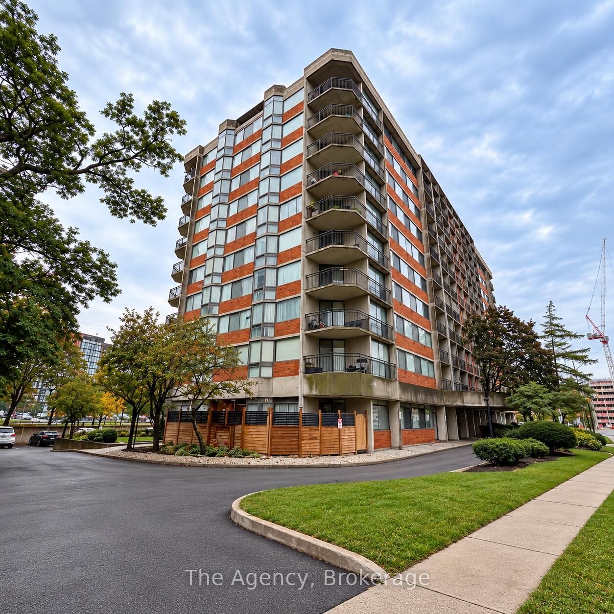 Property Photo:  2200 Sherobee Road 812  ON L5A 3Y3 