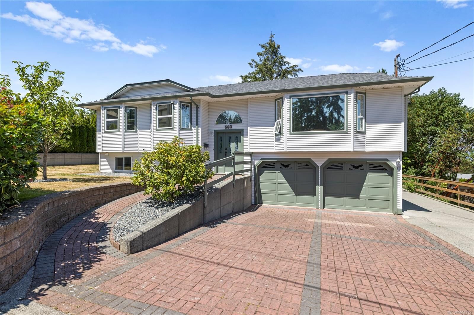 Property Photo:  580 Ninth St  BC V9R 6G5 