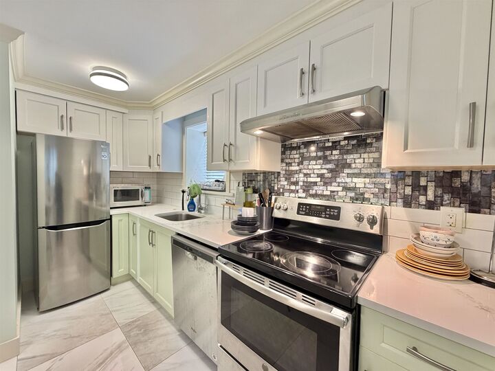 Property Photo:  582 E 57th Avenue  BC V5X 1S9 