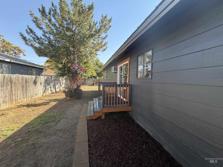 Property Photo: 448 NW 4th St OR 97914