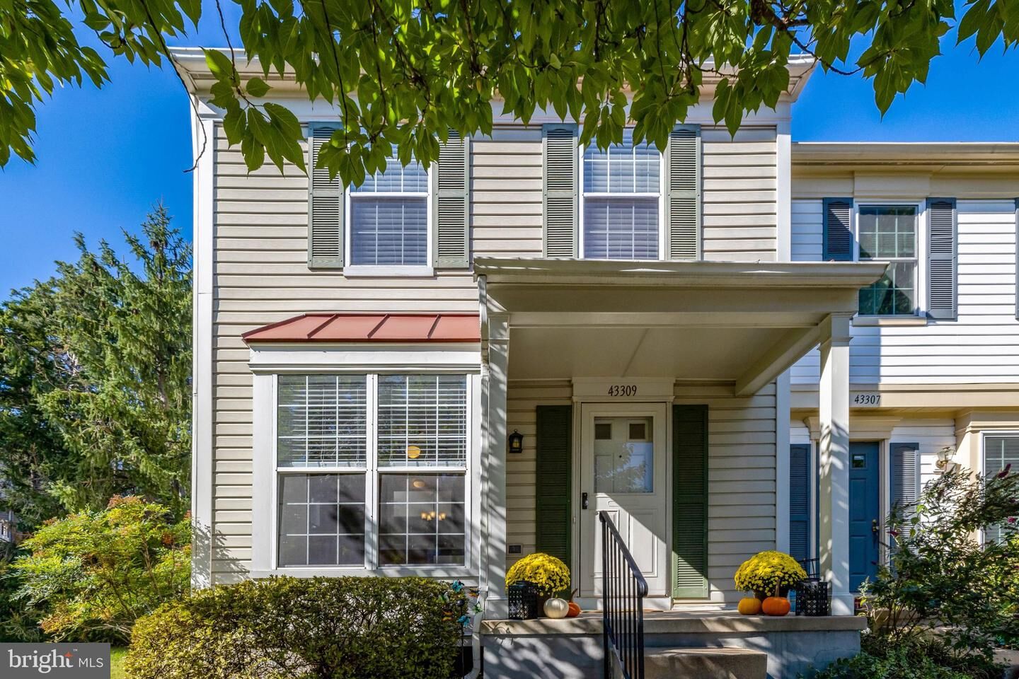 Property Photo:  43309 Parlor Square  VA 20147 