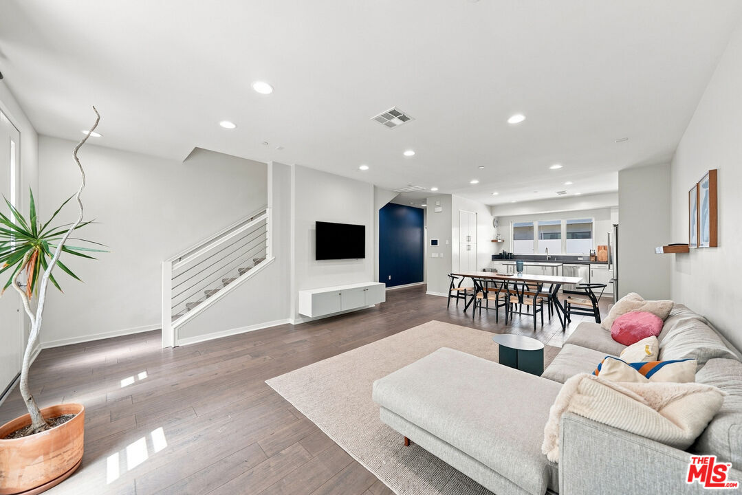 Property Photo:  2928 Rowena Ave, Unit 3  CA 90039 