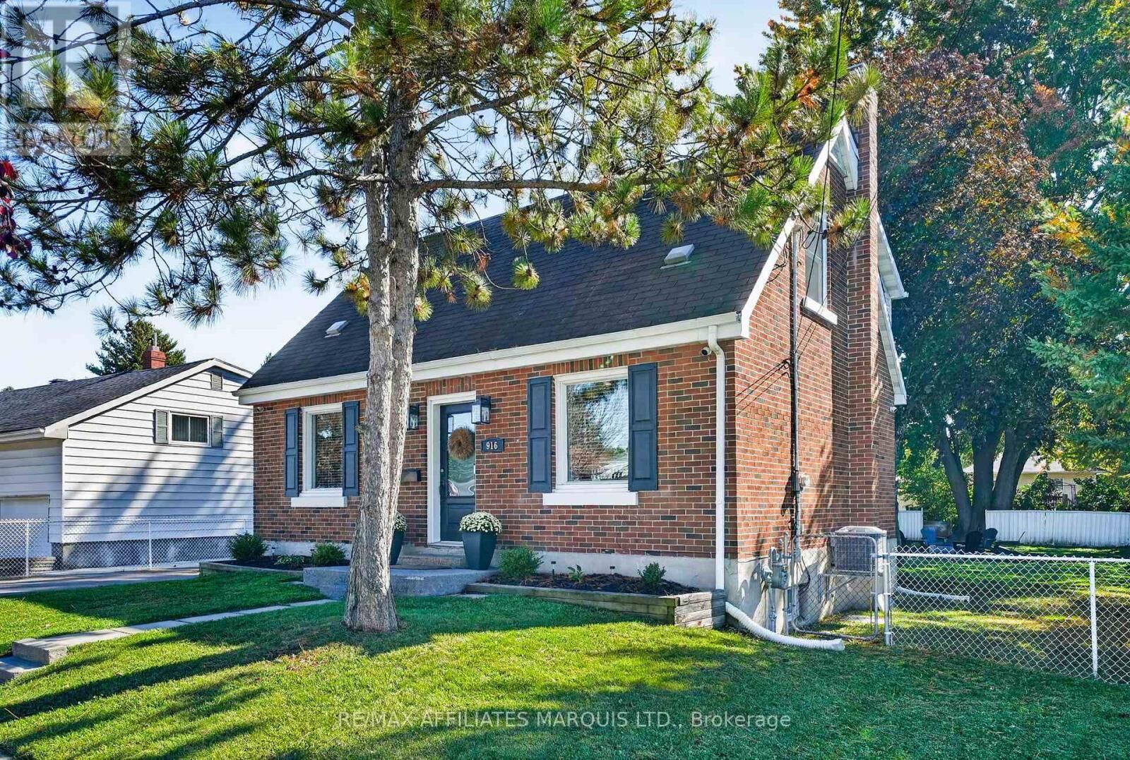 Property Photo:  916 Leonard Avenue  ON K6J 1L6 