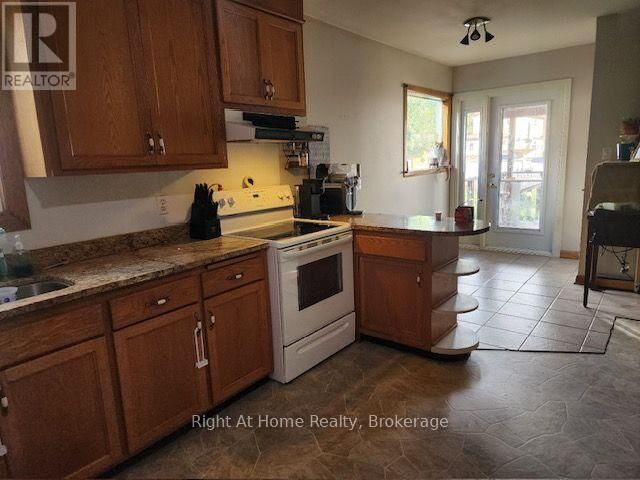 Property Photo:  608 Marks Street South  ON P7E 1M8 
