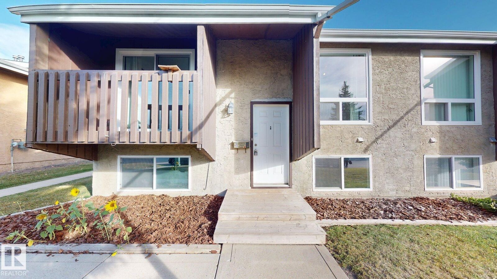 Property Photo:  5940 45 Avenue A  AB T4L 1V7 