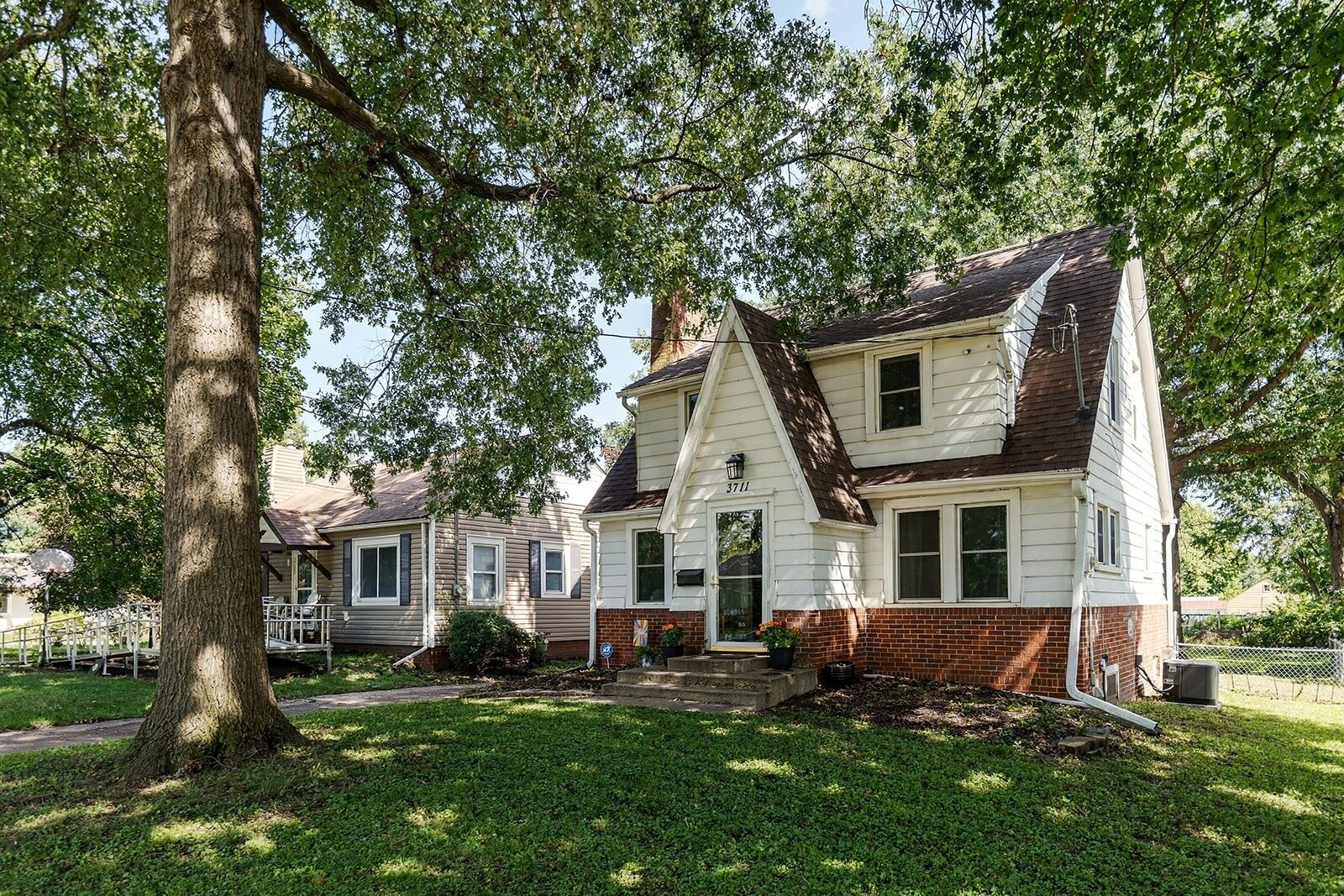 Property Photo: 3711 Glover Avenue IA 50315