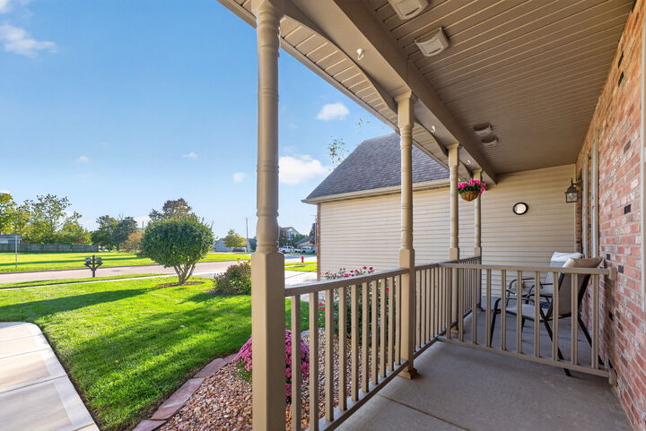 Property Photo:  9 E South Avenue  IL 60112 