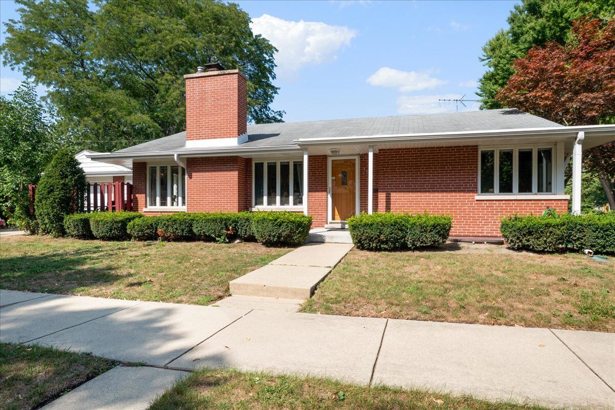 Property Photo: 3902 Greenleaf Street IL 60076