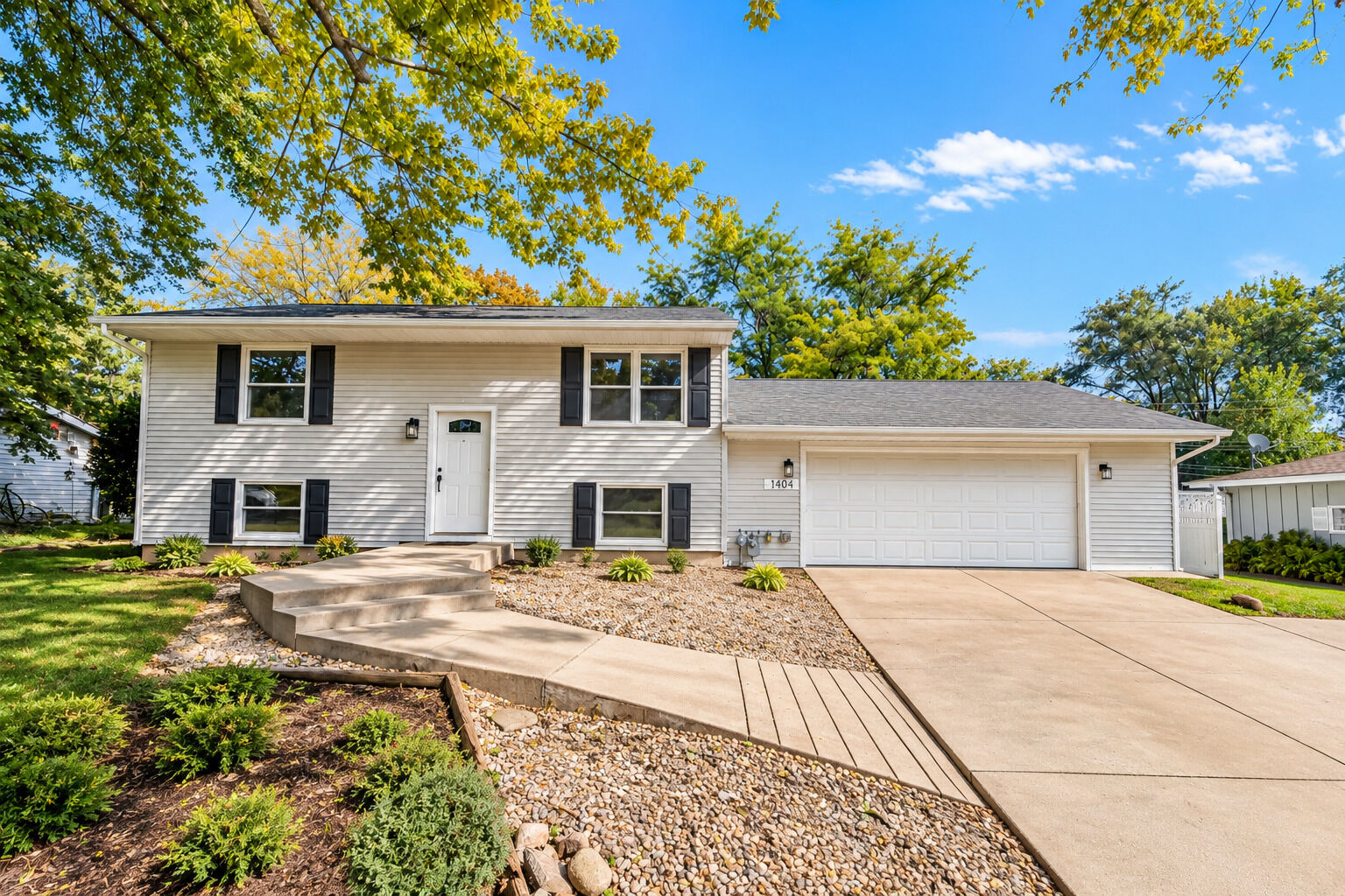 Property Photo:  1404 Eastwood Lane  IL 60051 