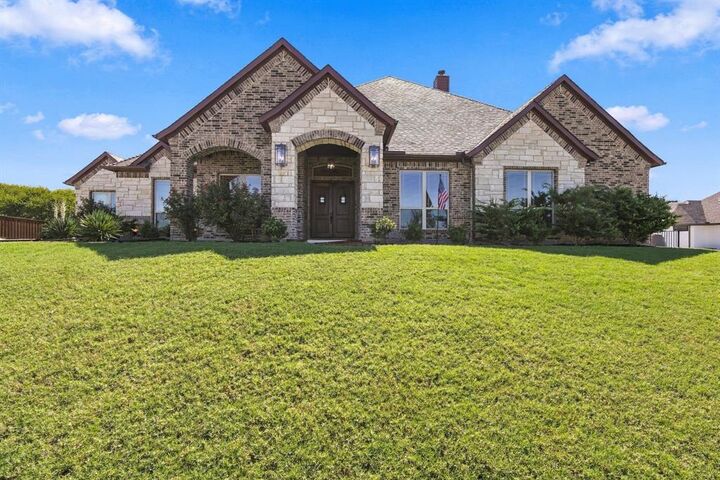 Property Photo:  420 Dove Meadow Trail  TX 75167 