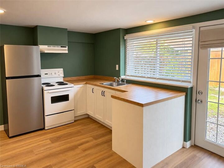 Property Photo:  42 Spring Street 2  ON N3T 4M5 