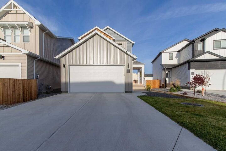 Property Photo: 22 Goldenrod Place W AB T1J 5W9
