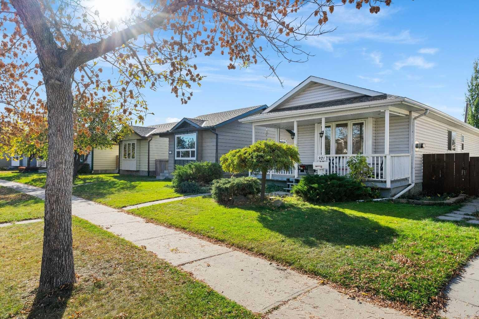 Property Photo:  921 Erin Woods Drive SE  AB T2B 2X1 