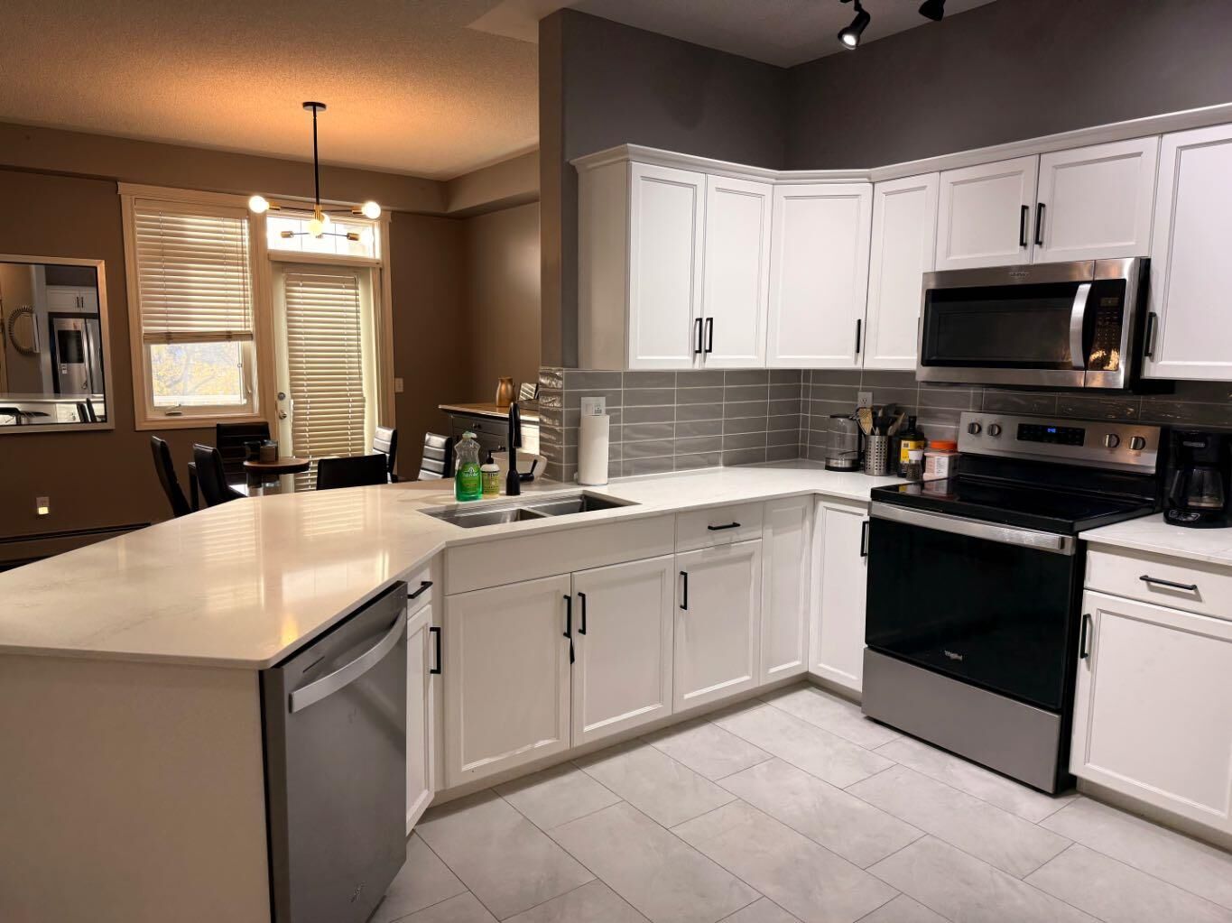 Property Photo:  2411 Erlton Road SW 301  AB T2S 3B9 