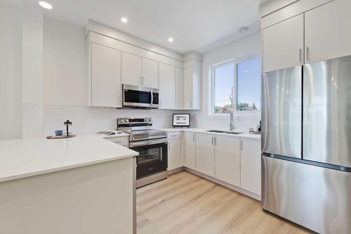 Property Photo:  828 8 Avenue NE 8  AB T2E 9E2 