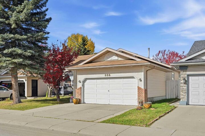 Property Photo:  866 Applewood Drive SE  AB T2A 7R6 