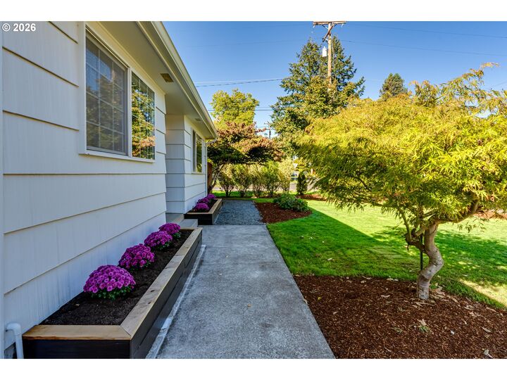 Property Photo:  3088 Dalewood St  OR 97404 