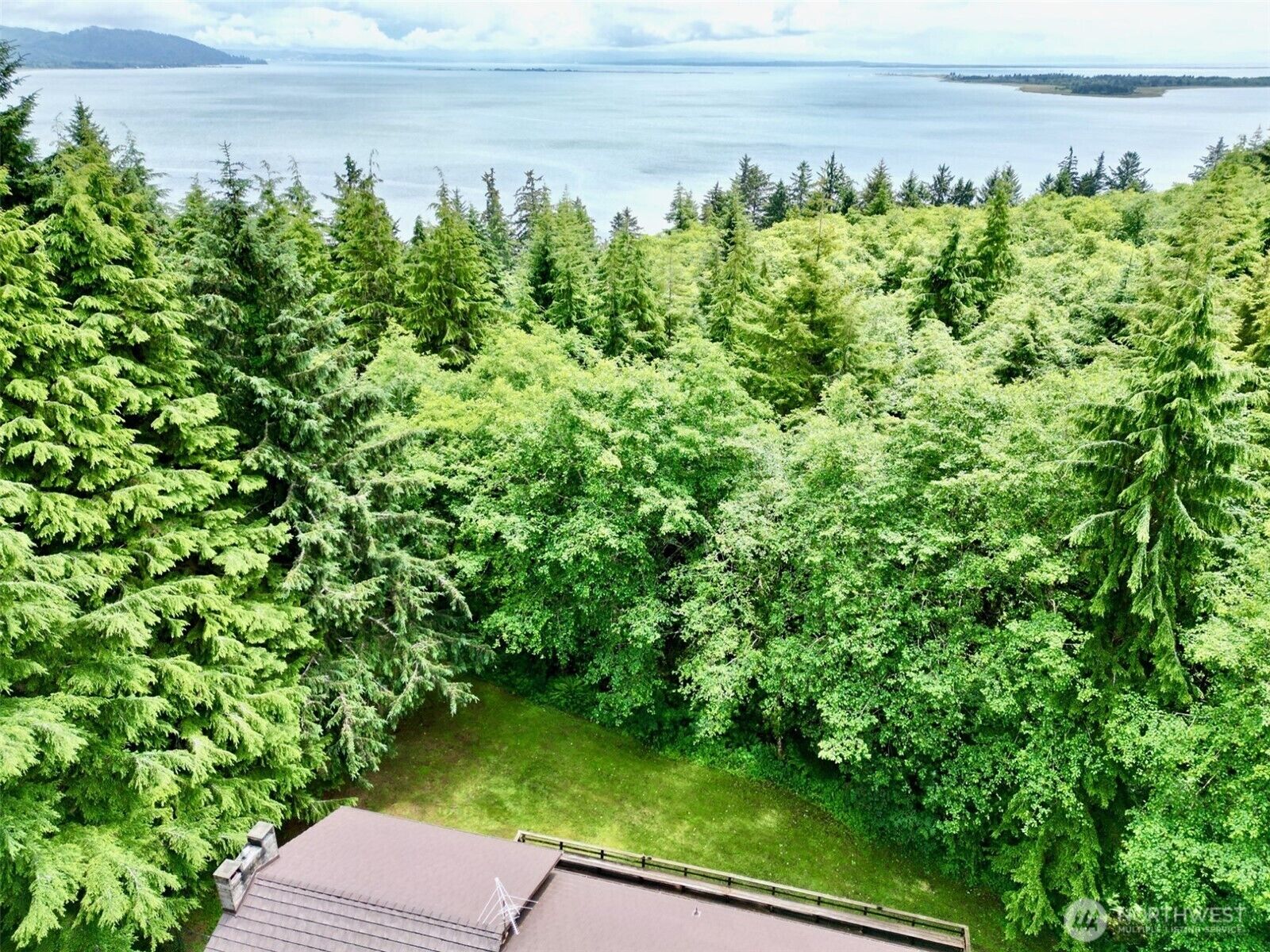 Property Photo: 1736 State Route 101 WA 98624