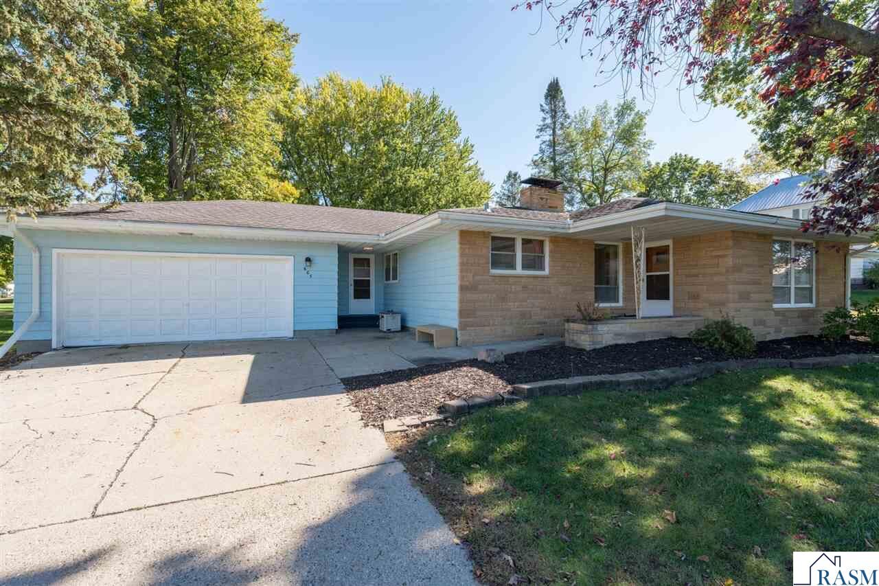 Property Photo:  605 N Market Street  MN 56048 