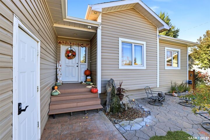 Property Photo:  124 2nd Avenue W  SK S0G 3M0 