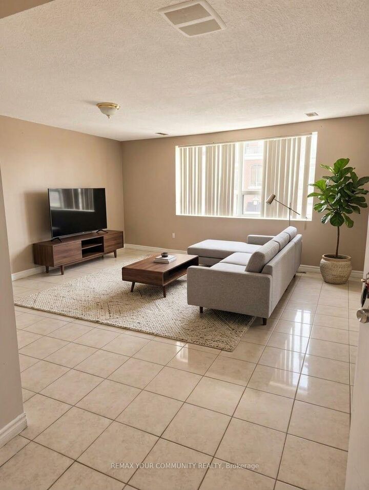 Property Photo: 10088 Yonge Street 2 ON L4C 1T8