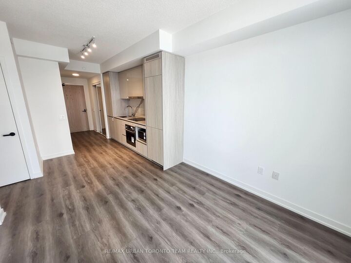 Property Photo:  28 Interchange Way 521  ON L4K 0P8 