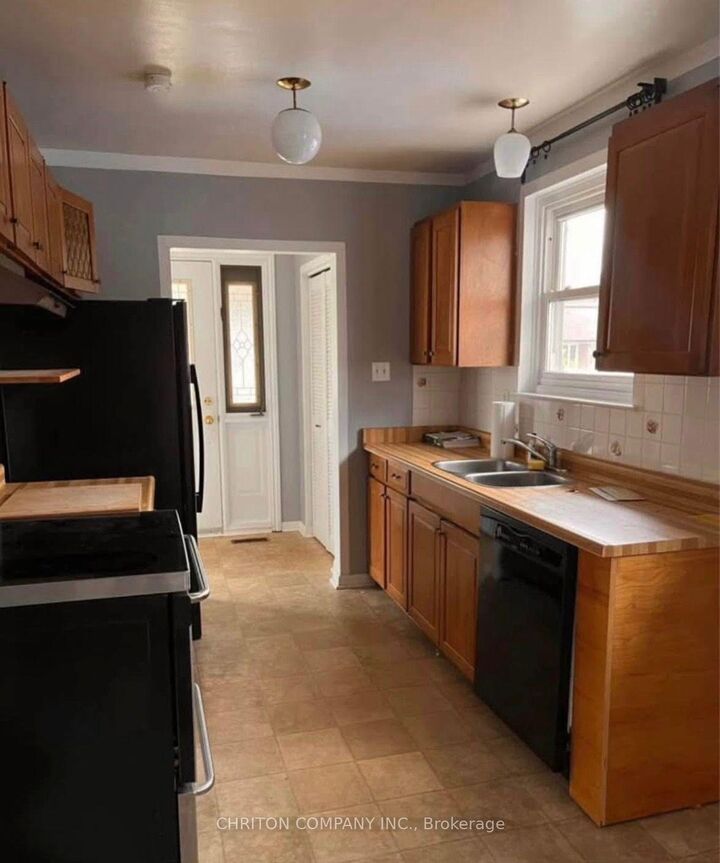Property Photo:  566 Chantenay Drive Upper  ON L5A 1G2 