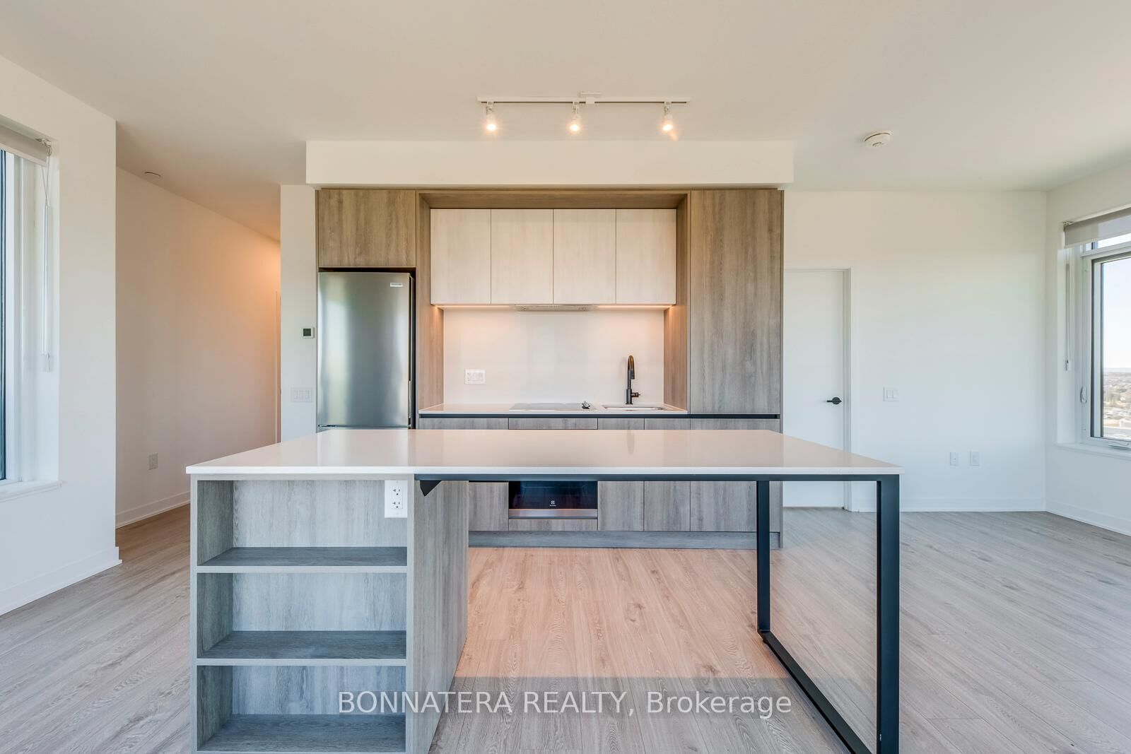Property Photo:  2495 Eglinton Avenue W 1810  ON L5M 2T2 