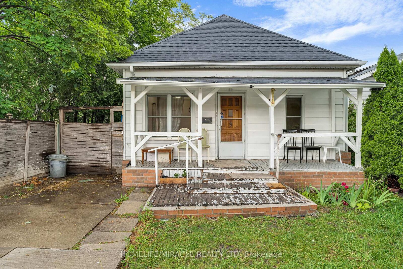 Property Photo: 908 Windsor Avenue ON N9A 1K2