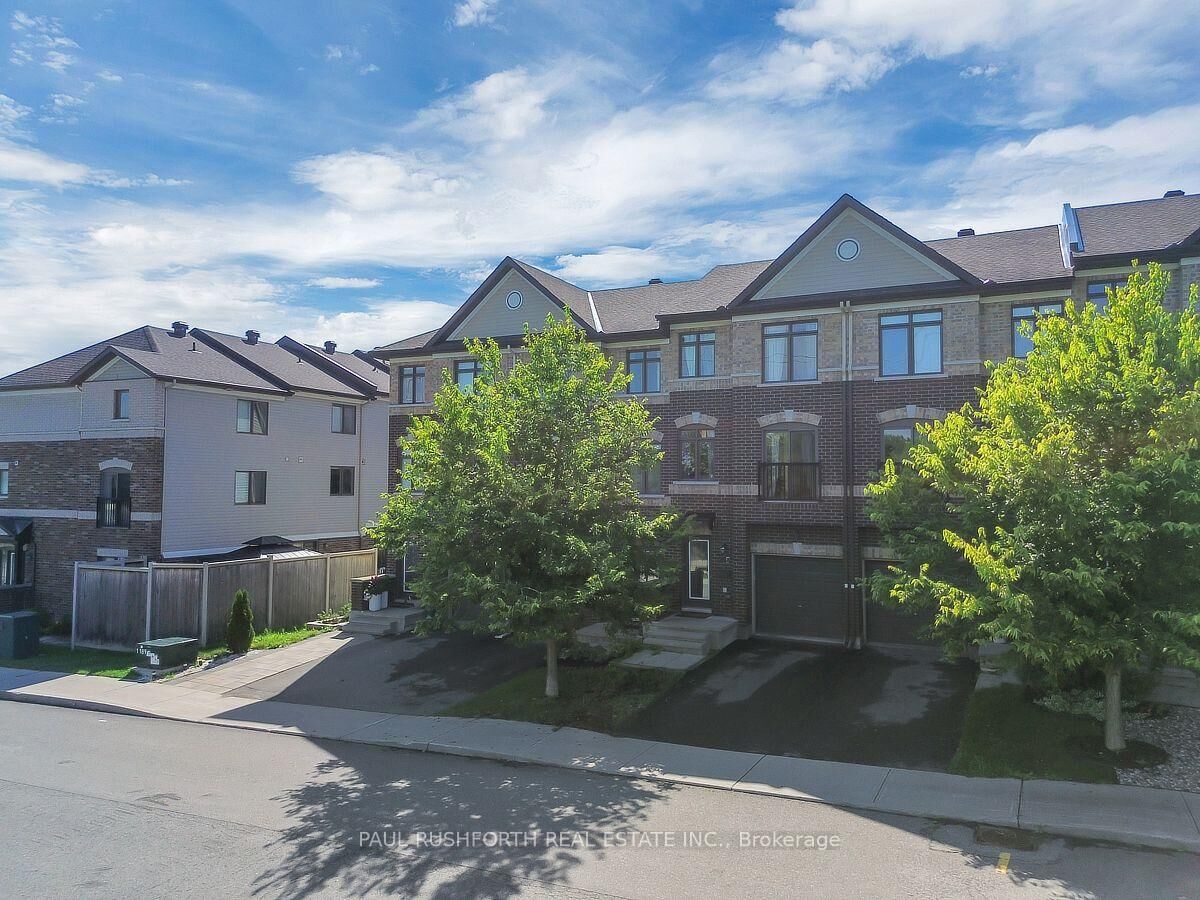Photo de la propriété:  243 Eric Czapnik Way  ON K1E 0B4 