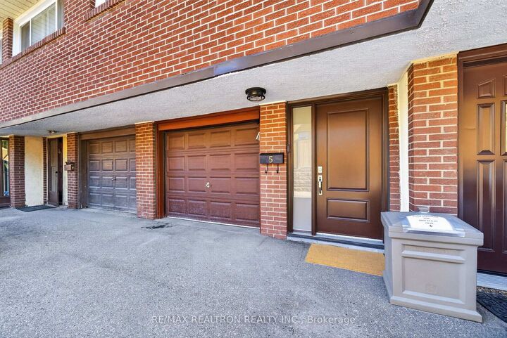 Property Photo:  1185 Birchmount Road 5  ON M1P 2C1 