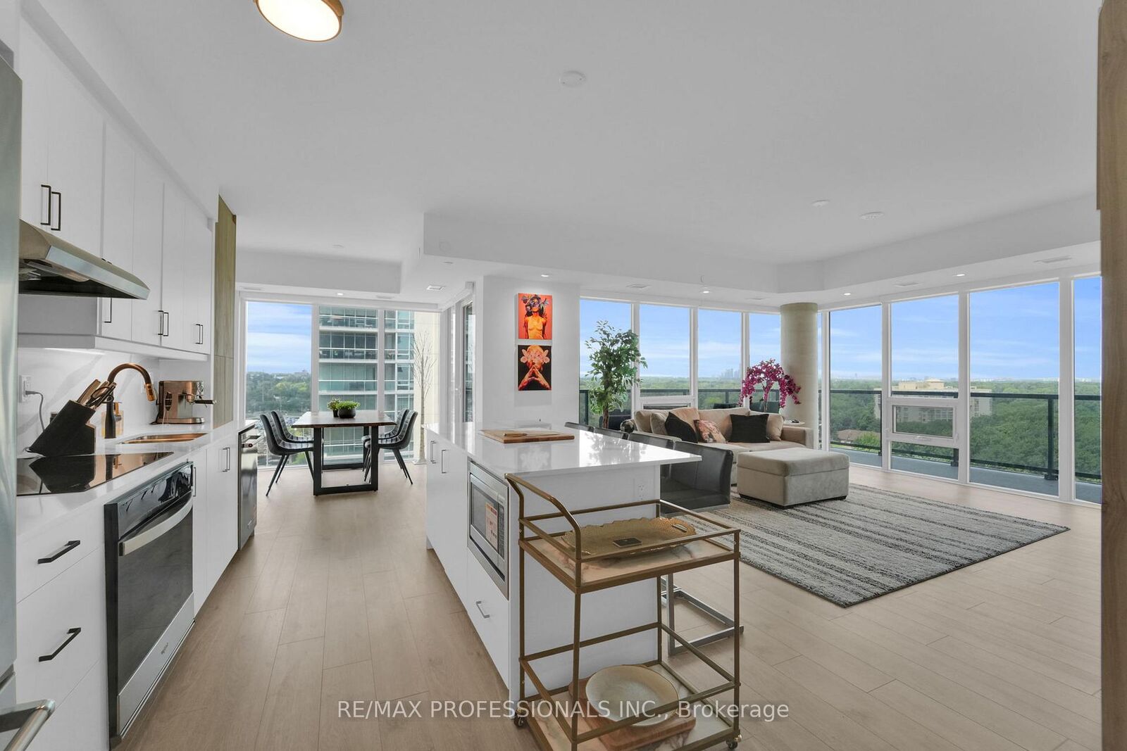 Property Photo:  1035 Southdown Road 1402  ON L5J 0A2 
