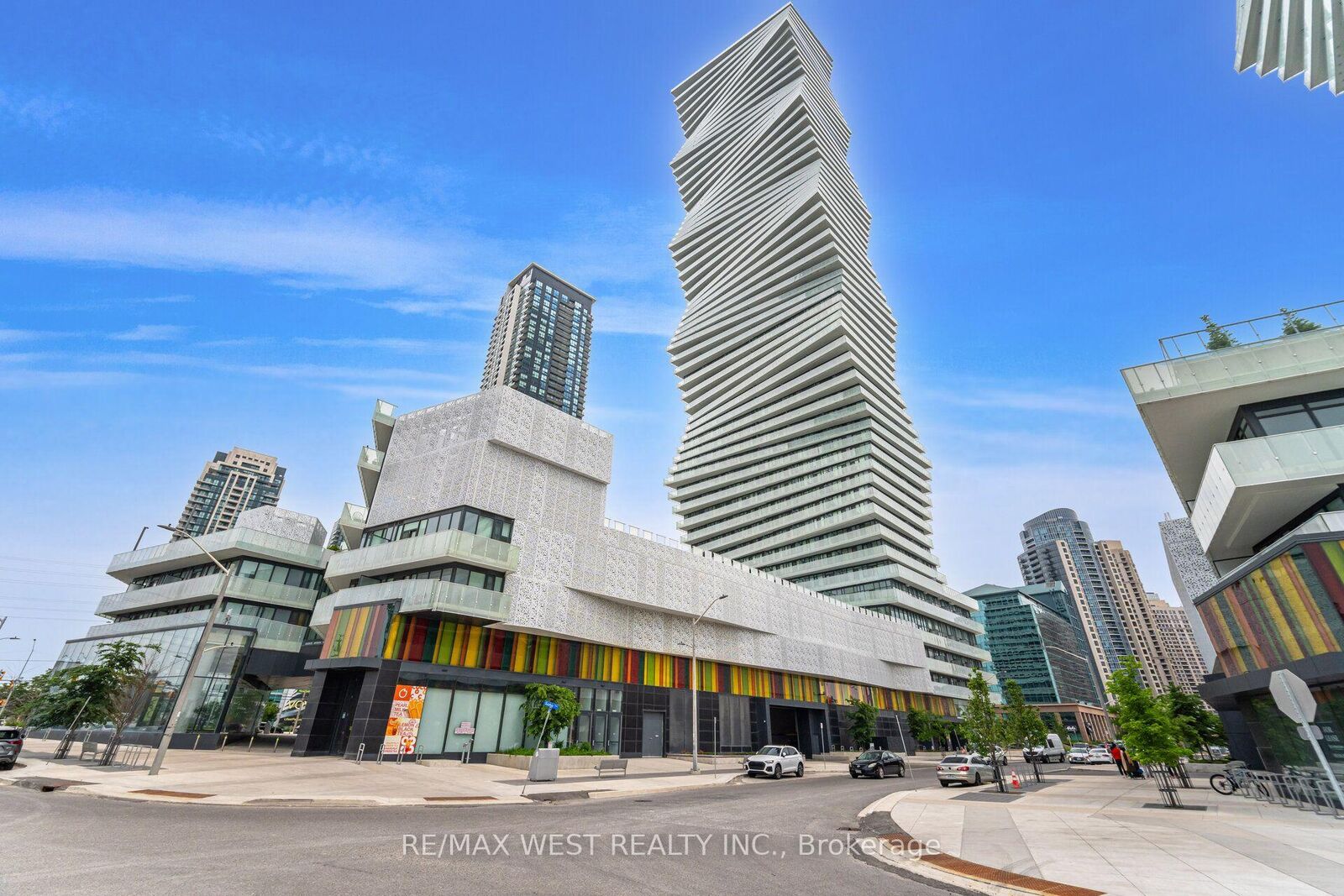 Property Photo:  3900 Confederation Parkway 5104  ON L5B 0M3 