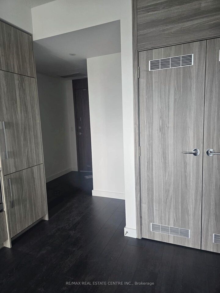 Property Photo: 75 Billes Heights 1108 ON M2K 0J8