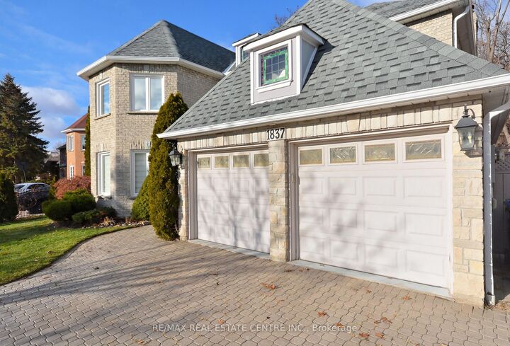 Property Photo: 1837 Sevenoaks Drive ON L5K 2N5
