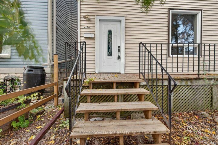 Property Photo:  268 Rideau Street  ON K7K 3A6 