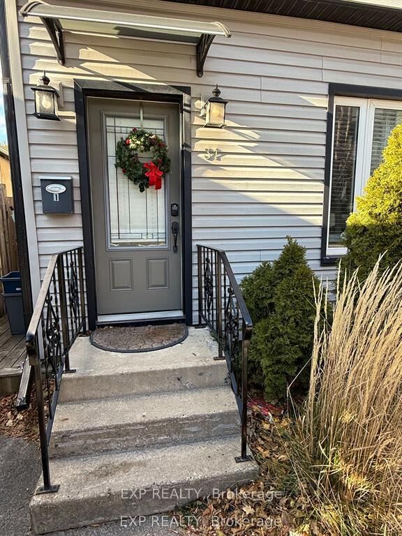 Property Photo:  31 Raymond Street 1  ON L2R 2T3 