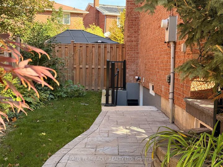 Property Photo:  18 Burnley Place  ON L6Z 2T9 